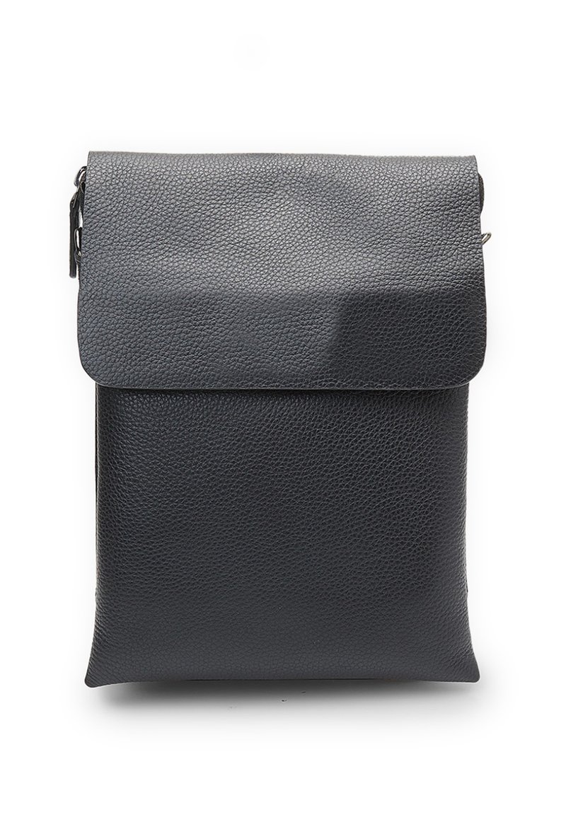 Bolso de cuero negro con una superficie texturizada, solapa plegable y un sencillo cierre de cremallera en el lateral. Forma rectangular compacta.