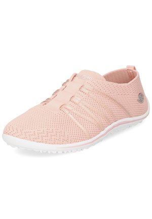Helle rosa Sportschuhe mit einem luftdurchlässigen Mesh-Obermaterial, elastischen Riemen und einer weißen Sohle mit strukturierten Griffen. Das Design ist schlank und minimalistisch.