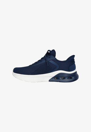 Marinefarbener Netzsneaker mit leichter weißer Sohle, abgerundeter Zehenpartie, Schnürdesign und sichtbarem Luftpolsterdetail an der Ferse.