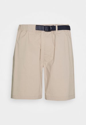 Beige Shorts mit elastischem Bund und einem kontrastierenden schwarzen Gürtel. Leichter Stoff, taillierter Schnitt, mit Seitentaschen und genähtem Saum.