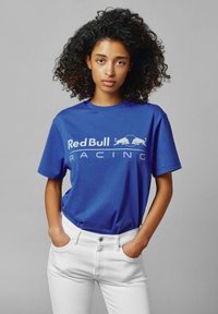 Red Bull Racing x Pepe Jeans RED BULL RACING LOGO DRIVER TEE - Triko s potiskem - electric blue