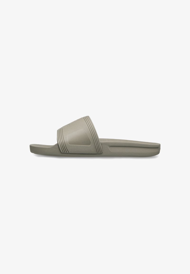 Sandales à glissière en plastique vert avec une large bride, surface texturée et rainures horizontales. Semelle plate, design minimaliste, sans marque visible.