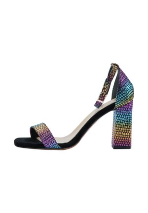 Mustat korkokengät sandaalit, joissa on sateenkaaren värinen, teksturoitu lohkokorko, avoin varvas ja säädettävä nilkkahihna. Samettimainen materiaali metallisilla yksityiskohdilla.