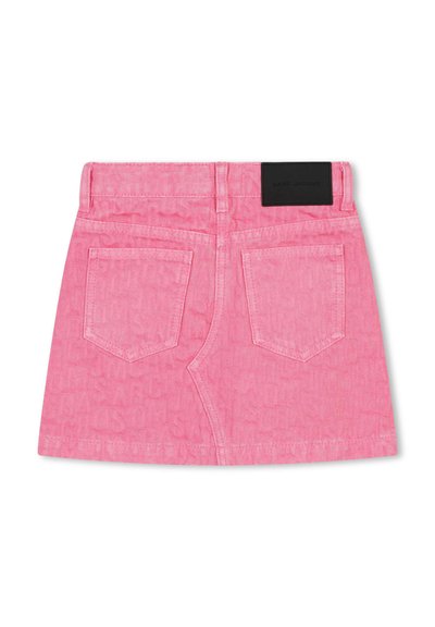 Roze denimrok met een textuurpatroon van logo's, voorzien van twee achterzakken en een zwart label bij de taille. Geschikt voor casual kleding.
