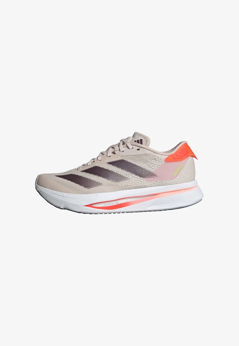 Béžová a korálová běžecká obuv Adidas s černými pruhy, bílou podrážkou a nápisem "ADIZERO SL" na straně paty.