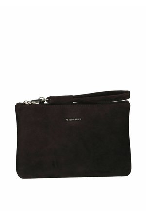 Bolso de mano tipo clutch Peter Kaiser de color marrón oscuro, con cremallera superior y correa para la muñeca, sobre un fondo blanco.