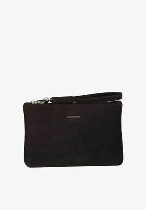 Bolso de mano tipo clutch Peter Kaiser de color marrón oscuro, con cremallera superior y correa para la muñeca, sobre un fondo blanco.