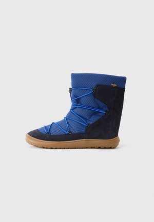 Botte d'hiver bleu foncé mi-mollet avec lacets bleu clair, talon et bout en daim noir, et semelle en caoutchouc beige, vue de profil.