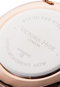 Bagsiden af et Victoria Hyde London ur med rustfrit stål-kasse, japansk urværk, model VH30030 og vandmodstand på 3 ATM.