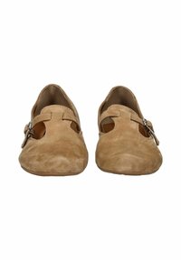 Bailarinas de gamuza beige con un diseño de corte abierto, que cuentan con una correa estrecha en el empeine y un pequeño detalle de hebilla plateada.