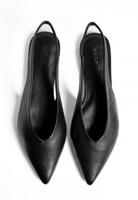 Mustat nahkaiset slingback-ballerinat, joissa on terävä kärki, sileä pinta ja sivuina leikkauksia. Ominaisuuksiin kuuluu litteä korko ja minimalismi.