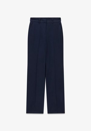 Marineblaue gerade geschnittene Hose mit Gürtelschlaufen, Seitentaschen und einem vorderen Reißverschluss, flach auf weißem Hintergrund liegend.