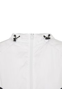 Capuche de veste blanche avec cordons noirs réglables et fermeture éclair blanche à l'avant sur fond blanc uni.