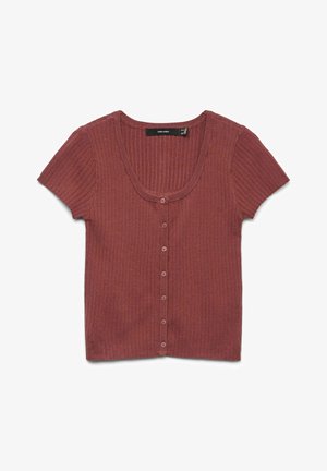 Cardigan de manga corta y acanalado en rojo profundo. Presenta un escote en forma de barco, cierre de botones en el frente y una textura en la tela. Diseño ligero y ajustado.