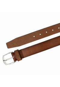 Cinturón de cuero marrón con una textura suave y una hebilla de metal plateado. Cuenta con agujeros para ajustes de tamaño y una marca en el pasador.