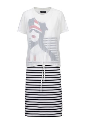 Witte top met korte mouwen met afbeelding van een vrouw met hoed en zonnebril, gecombineerd met een zwart-wit horizontaal gestreepte rok.