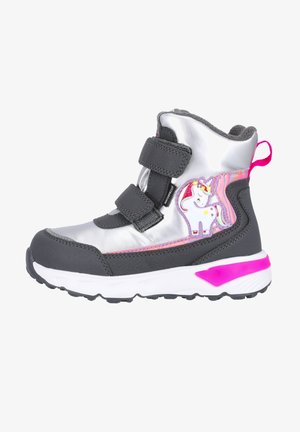 Bottes pour enfants en argent et noir avec deux bandes Velcro, accents roses et un motif de licorne sur le côté. Semelle en caoutchouc pour une meilleure adhérence.