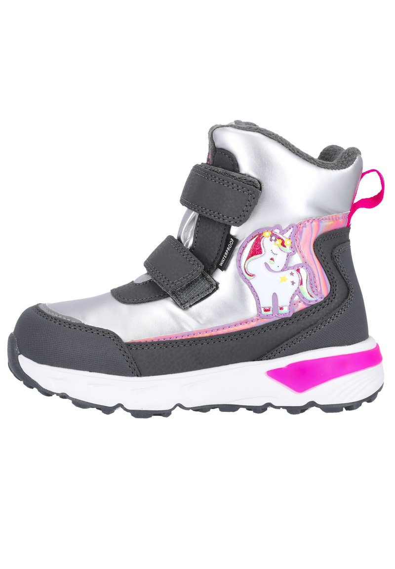 Silberne und schwarze Kinderstiefel mit zwei Klettverschlüssen, rosa Akzenten und einem Einhorn-Motiv an der Seite. Gummisohle für guten Halt.