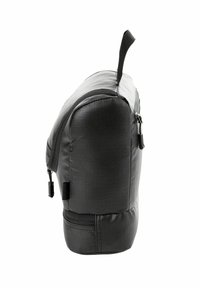 Sac de voyage isolé noir avec une finition texturée, de forme rectangulaire, une poignée de transport en haut et deux compartiments zippés.