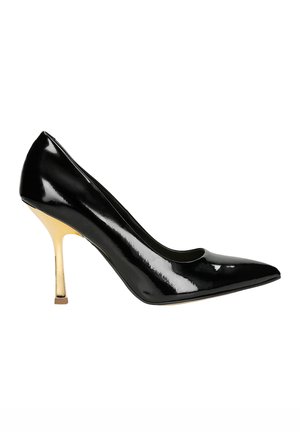 Décolleté nera in vernice con punta a forma di freccia e tacco a spillo dorato. Finitura liscia e lucida con un sottile design a scasso alla caviglia.