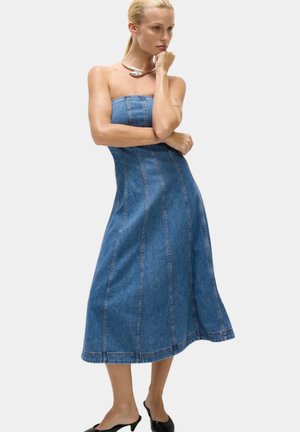 Strapless denimkjole med en tætsiddende overdel, A-linje silhuet og detaljeret syning. Stoffet har en mellemblå vask.