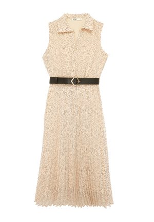 Mouwloze beige midi-jurk met kleine zwarte polka dots, omgeslagen kraag, knoopsluiting aan de voorkant, geplooide rok en zwarte riem met geometrische gesp.