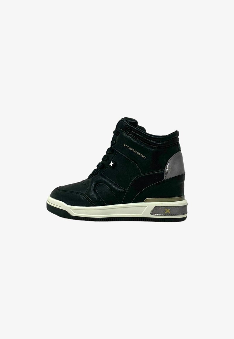Zapatillas altas negras con upper de cuero, cuello acolchado, media suela blanca y acentos en gris metálico en el talón. Presenta un diseño lateral texturizado.