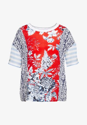 Červený květovaný top s krátkými rukávy s modrými pruhovanými a vzorovanými akcenty. Má kulatý výstřih a různé textilní vzory.