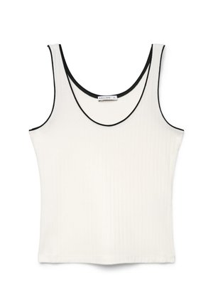 Canotta bianca a coste con bordo nero intorno allo scollo e agli scalfi, senza maniche e con scollo rotondo a goccia.