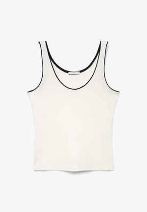 Canotta bianca a coste con bordo nero intorno allo scollo e agli scalfi, senza maniche e con scollo rotondo a goccia.