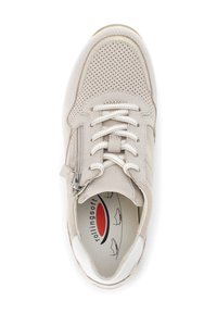 Beige Sneaker mit perforiertem Obermaterial, Schnürverschluss, seitlichem Reißverschluss und Gummisohle. Verfügt über eine gepolsterte Innensohle mit einem rot-weißen Logo.