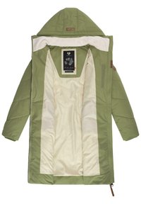 Oliwkowa kurtka zewnętrzna z kapturem, z kremowym wykończeniem i pikowanym wzorem. Zawiera metkę oraz boczną kieszeń.