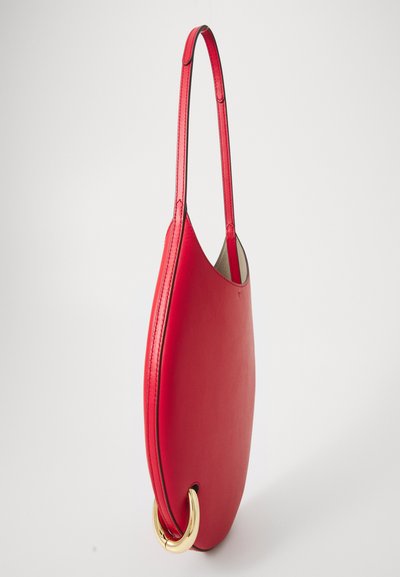Bolsa de mão de couro vermelho com uma textura suave, forma curvada e um detalhe de anel em metal dourado. Possui uma alça única para o ombro.