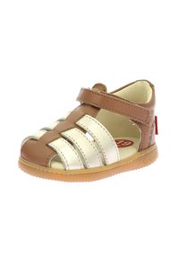 Sandalia de cuero marrón y blanco con diseño de punta abierta, correa de Velcro y suela de goma. Presenta múltiples correas y un acento de logo rojo.