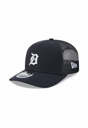 Schwarze Baseballkappe mit weißem Old English "D" auf der Vorderseite, Netzrückseite, Frontsticker und New Era-Logo an der Seite.