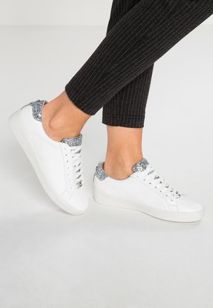 Baskets en cuir blanc avec des accents en paillettes argentées au talon, comprenant une bout rond, un design à lacets et une épaisse semelle en caoutchouc blanc.
