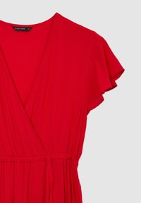 Robe portefeuille rouge avec des manches courtes à volants, tissu plissé et taille cintrée. Texture douce, matériau léger et sans motif apparent.