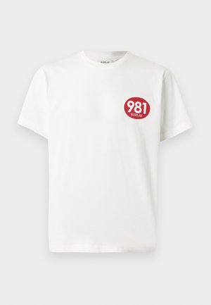Bijela pamučna majica s kratkim rukavima koja na lijevoj strani prsnog koša ima okrugli crveni logo s natpisom "981 REPLAY". Standardni kroj.