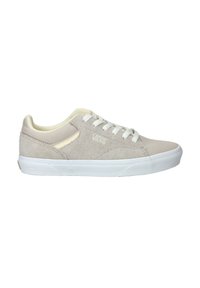 Beige suède sneakers met witte veters en tussenzool; heeft een subtiele zijstreep en een prominente logo aan de buitenzijde.