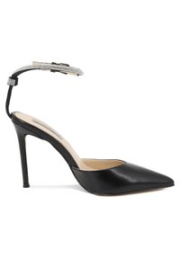Scarpa con tacco alto in pelle nera, con punta affusolata, cinturino slingback decorato con strass e una texture liscia.