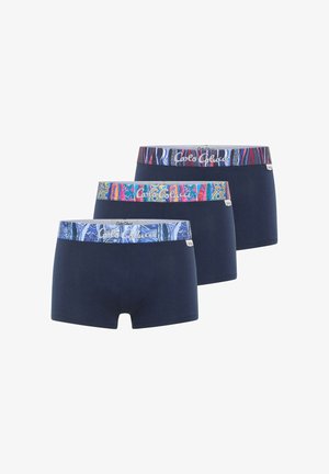 Drie marineblauwe herenboxershorts met kleurrijke geweven taillebanden in blauw, rood en multikleur, elk gemarkeerd met "Café Colucci."