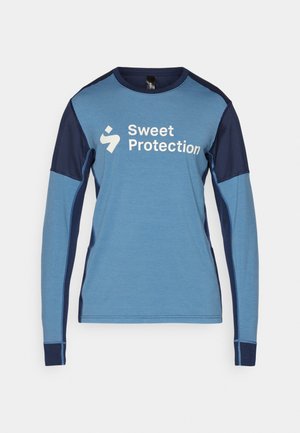 Camisa de manga longa azul com detalhes em azul-marinho. Apresenta um decote redondo e o logótipo "Sweet Protection" em branco na frente. Textura suave.