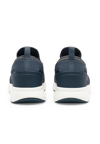Marina sneakers med en slät syntetisk ovandel och mesh-detaljer, med en vit vadderad sula och förstärkta hälflikar för stöd.