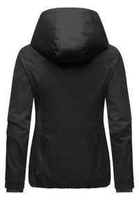 Juoda, gobtuvu aprūpinta striukė su glotnia, vandeniui atsparia medžiaga. Ypatybės: elastingi rankogaliai ir priderinta siluetas, demonstruojantis minimalistinį dizainą.