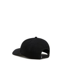 Gorra negra con visera curva, hecha de tela texturizada. Cuenta con una correa ajustable en la parte trasera y una pequeña etiqueta de marca en el lateral.