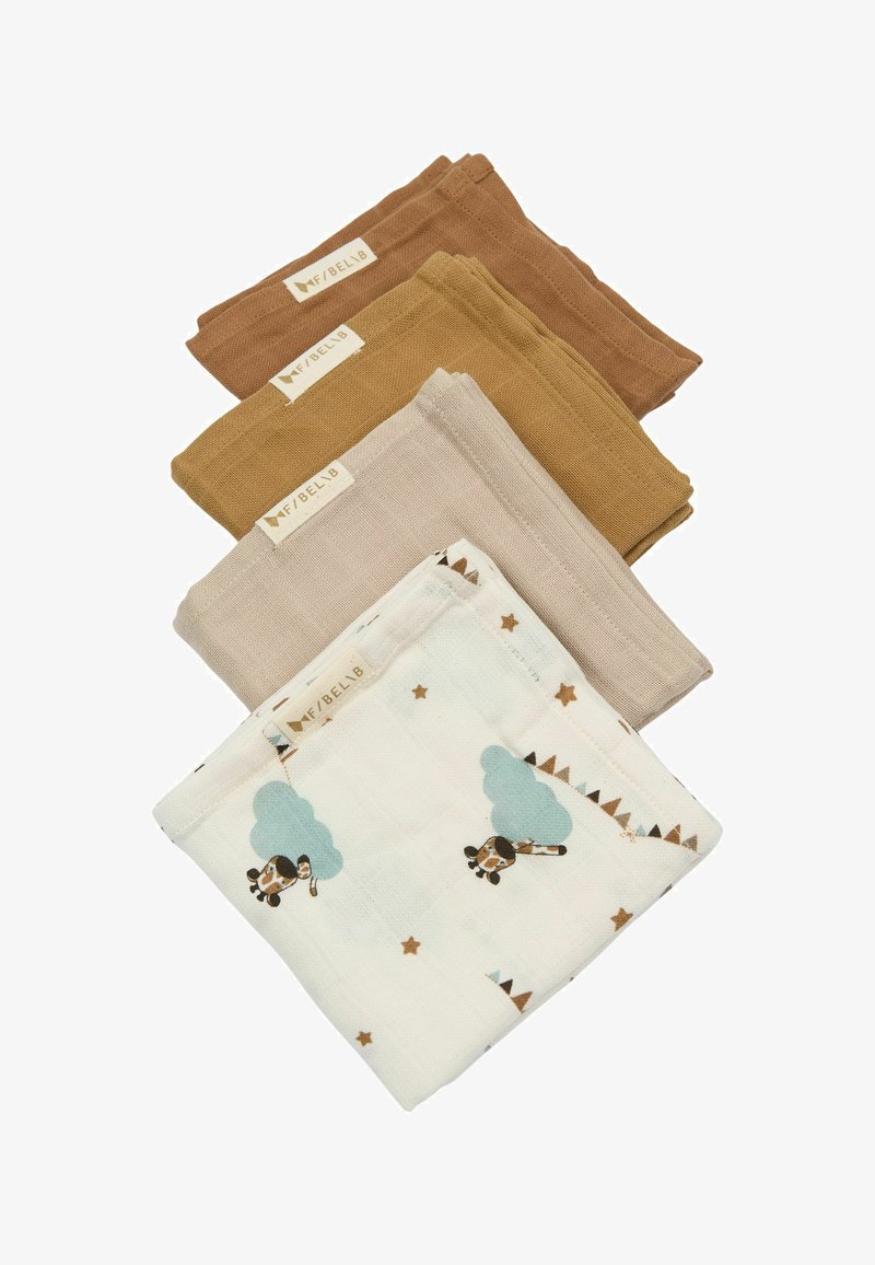 Quatre langes pliés en mousseline de coton de couleur marron, moutarde, beige et blanche, avec des motifs de girafe, nuage et étoile, chacun avec une étiquette en tissu.