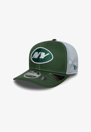 Casquette verte avec panneaux latéraux en maille blanche, arborant un logo "NY" en relief à l'avant. Comprend un bord incurvé et une fermeture à pression ajustable.