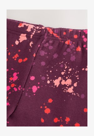 Fialová bavlnená látka s farebným škvrnitým vzorom v ružovej, červenej a svetlo broskyňovej farbe. Elastický pás hore.