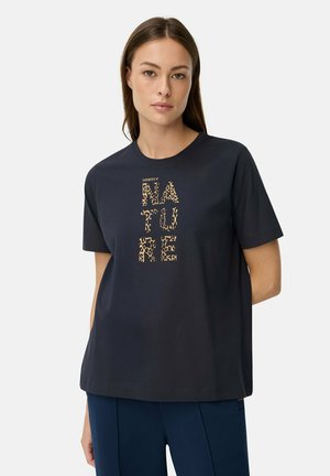Zwarte katoenen t-shirt met een gouden patroon van grafische tekst "GEÏMPACTEERD DOOR NATUUR," met korte mouwen en een comfortabele pasvorm.