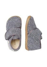 Grå hjemmesko med en tekstureret, glitrende stofoverdel, velcro-lukning og en fleksibel gummisål for komfort.